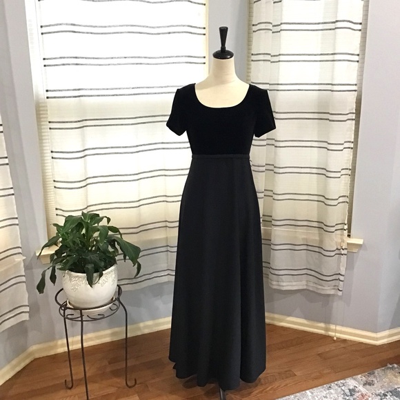 Southeastern Apparel Performance Dresses & Skirts - Southeastern Performance Harmonique Women Size Med Black Empire Dress Velvet